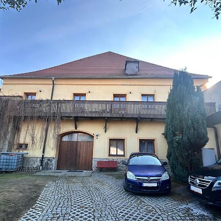 Restaurace A Penzion Podloubi Opocno ภายนอก รูปภาพ