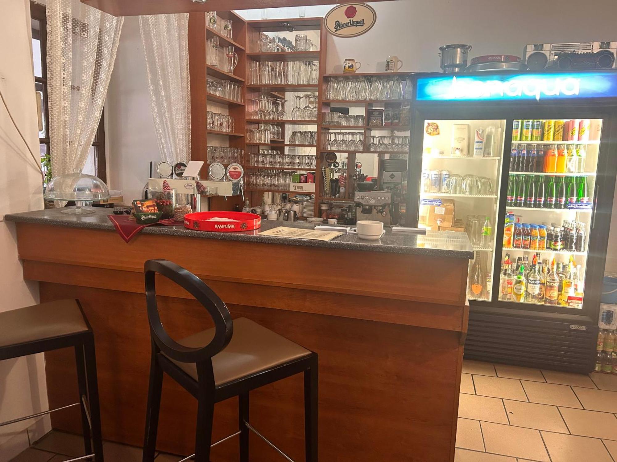 Restaurace A Penzion Podloubi Opocno ภายนอก รูปภาพ